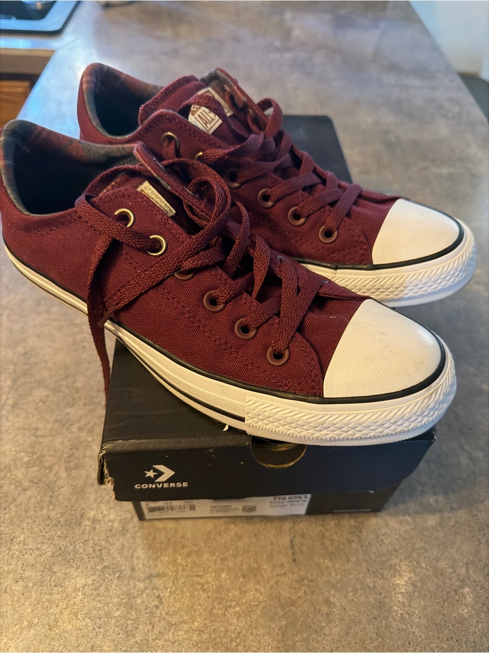 Converse Low Top Canvas Sneakers in maroon-Madison size 10